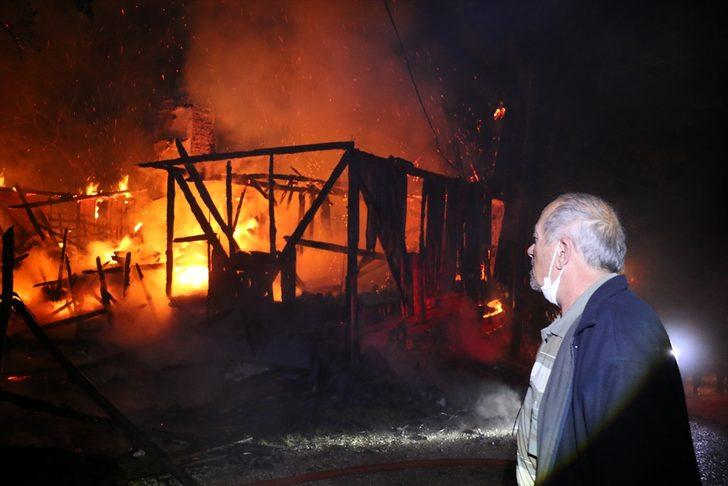 Bolu'da çıkan yangında iki katlı ahşap ev ile traktör yandı G5