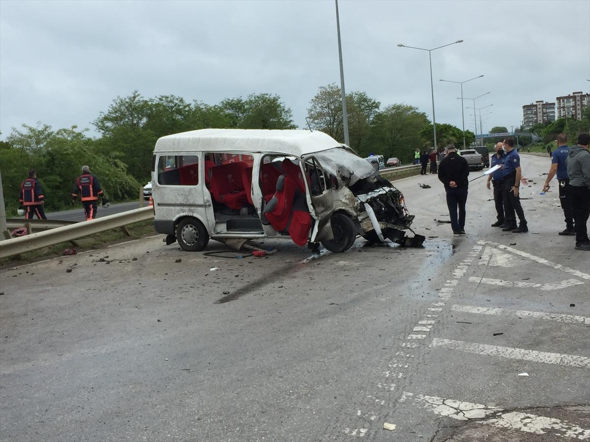 Ordu'da minib&uuml;s ile kamyonet &ccedil;arpıştı: 13 yaralı