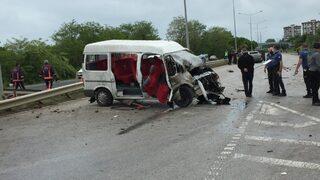 Ordu'da minibüs ile kamyonet çarpıştı: 13 yaralı