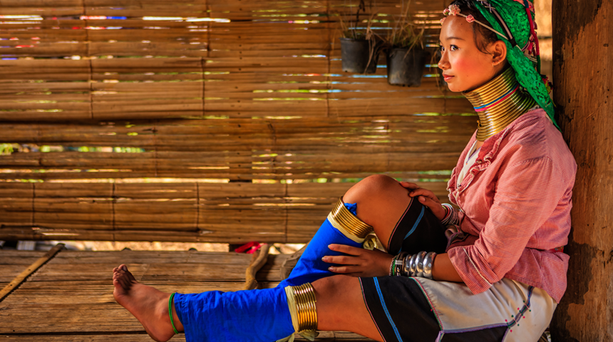 ‘Zürafa boyunlu kadınlar’ olarak anılıyorlar! Boyunlarını uzatmak için halka takan kabile: Karen Kabilesi