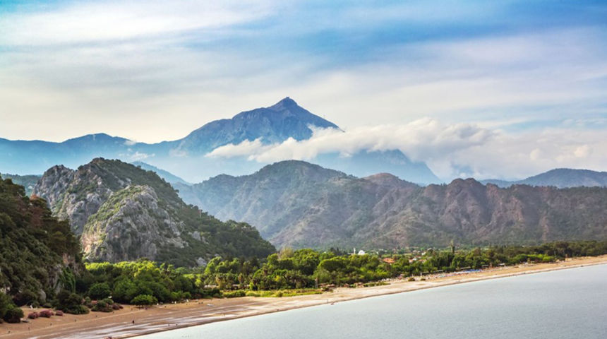 Antalya’nın dünyaca ünlü turizm beldesi Çıralı’da normalleşme hareketliliği başladı! Ziyaretçi akınına uğradı