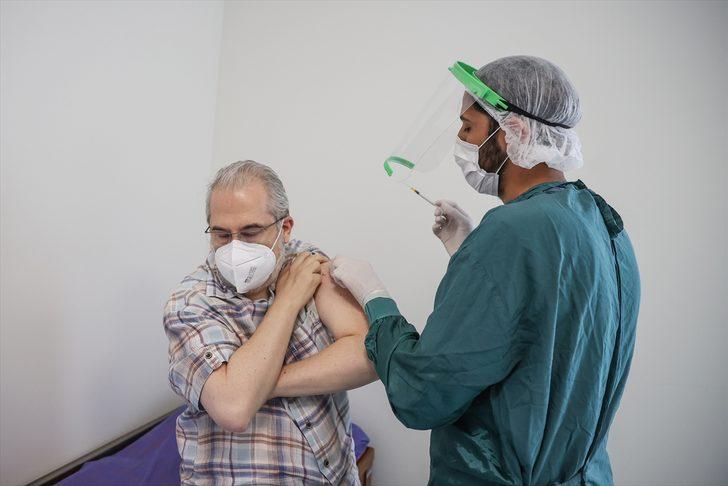 İstanbul'da 50 yaş ve üzeri vatandaşlar Kovid-19'a karşı aşılanmaya başladı G1