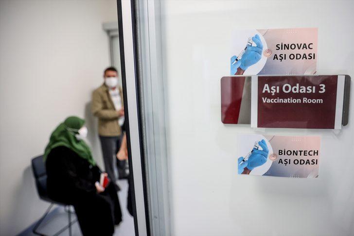 İstanbul'da 50 yaş ve üzeri vatandaşlar Kovid-19'a karşı aşılanmaya başladı G4