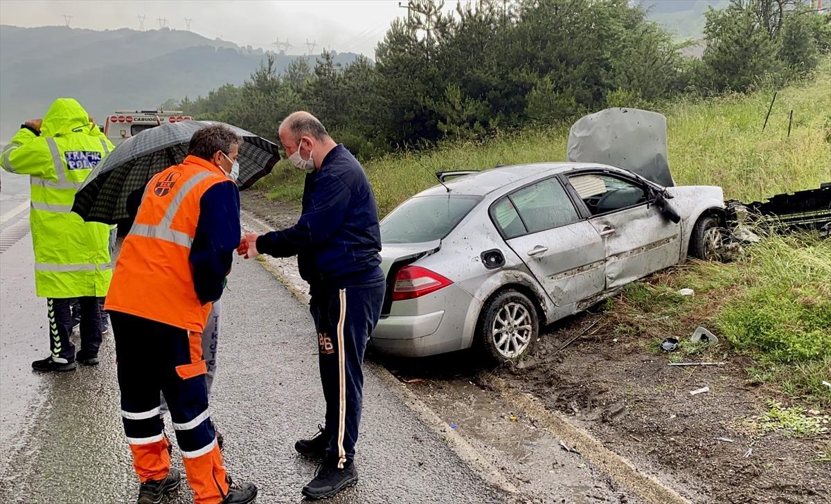 D&uuml;zce'de yağış nedeniyle yoldan &ccedil;ıkan otomobil ağa&ccedil;lara &ccedil;arptı: 2 yaralı