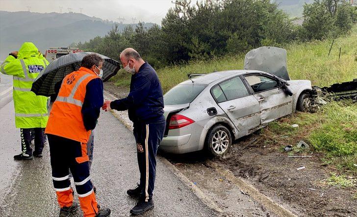 Düzce'de yağış nedeniyle yoldan çıkan otomobil ağaçlara çarptı: 2 yaralı G1