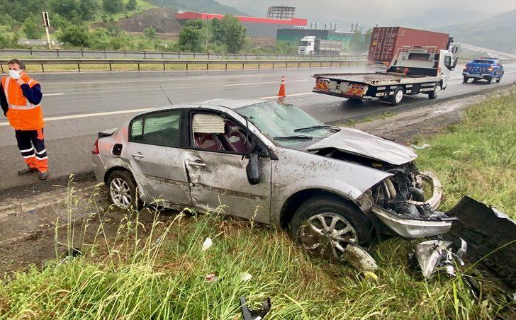 Düzce'de yağış nedeniyle yoldan çıkan otomobil ağaçlara çarptı: 2 yaralı G3