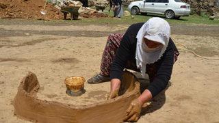 Yılda sadece 100 tane yapabiliyorlar, 20 yıl kullanılıyor! Tandır geçim kaynağı oldu