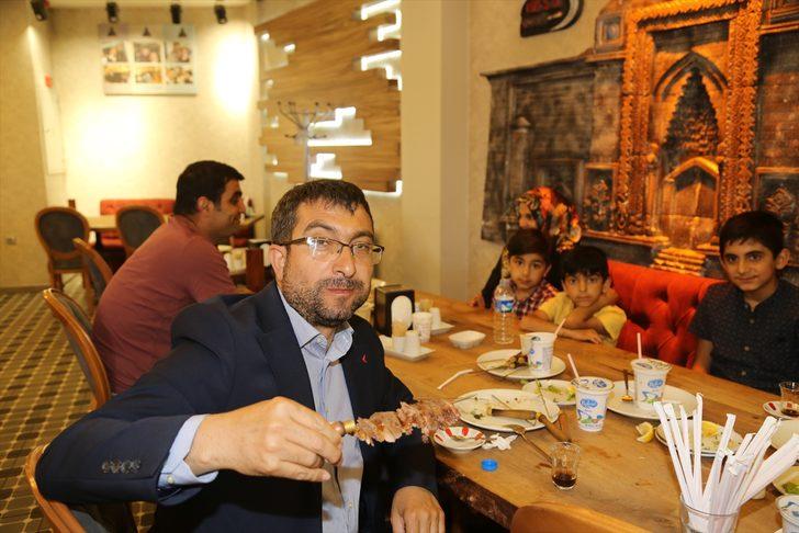 Erzurum'daki cağ kebabı işletmecileri kademeli normalleşmeyle kapılarını açtı G2