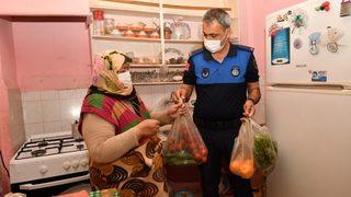 Samsun'da zabıta ekipleri hasta ve yaşlı kadının pazar alışverişini yaptı