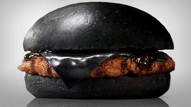 Böylesini görmediniz! Siyah hamburger olur mu demeyin