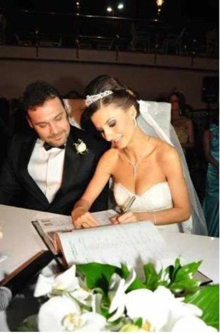 Şarkıcı Yaşar ve psikolog eşi 10. yıllarını gelinlik ve damatlık giyerek kutladılar! G3