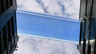 Dünyanın ilk transparan gökyüzü havuzu ziyaretçi akınına uğradı