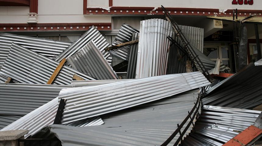 Sivas'ta fırtına nedeniyle bazı binaların çatısı uçtu