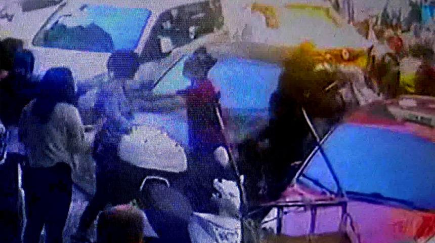 Avcılar'da iki kadının laf atma kavgası sonrası sokak karıştı! O anlar kamerada