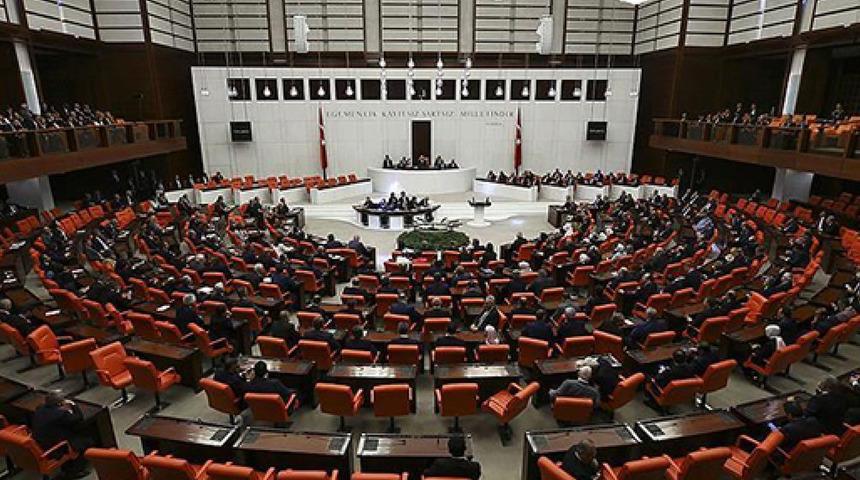 TBMM'de gerginlik! AK Parti'li ve CHP'li vekiller birbirlerinin üzerine yürüdü