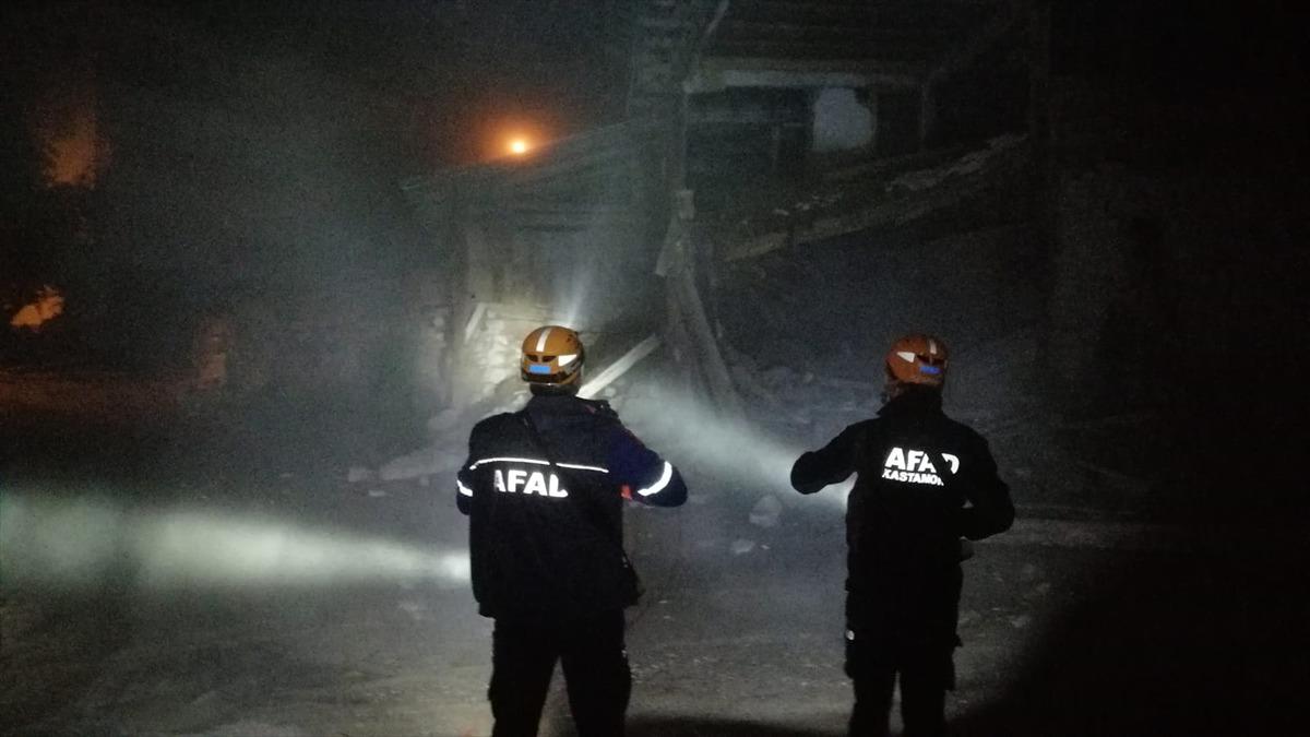 Kastamonu'da &ccedil;&ouml;ken evin altında kalan ke&ccedil;iyi itfaiye ve AFAD kurtardı