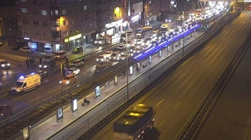 İstanbul'da zincirleme kaza: 5 araç birbirine girdi