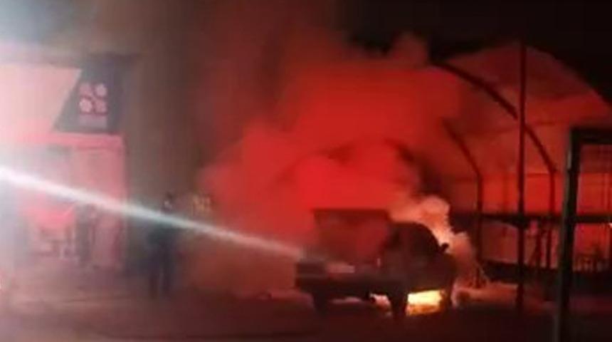 Akaryakıt istasyonuna park edilen otomobil alev alev yandı