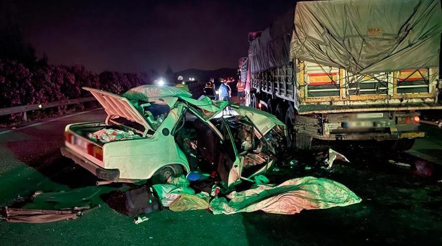 Adana'da feci kaza! Otomobil, TIR'ın altına girdi: Anne &ouml;ld&uuml;, baba ve 2 &ccedil;ocuğu yaralı