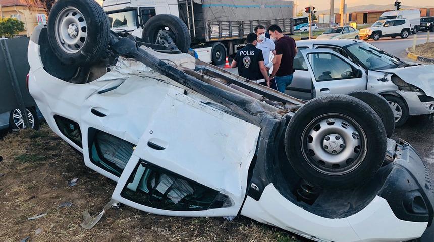 Manisa&rsquo;da zincirleme kaza! 3 ara&ccedil; birbirine girdi: 3 Yaralı