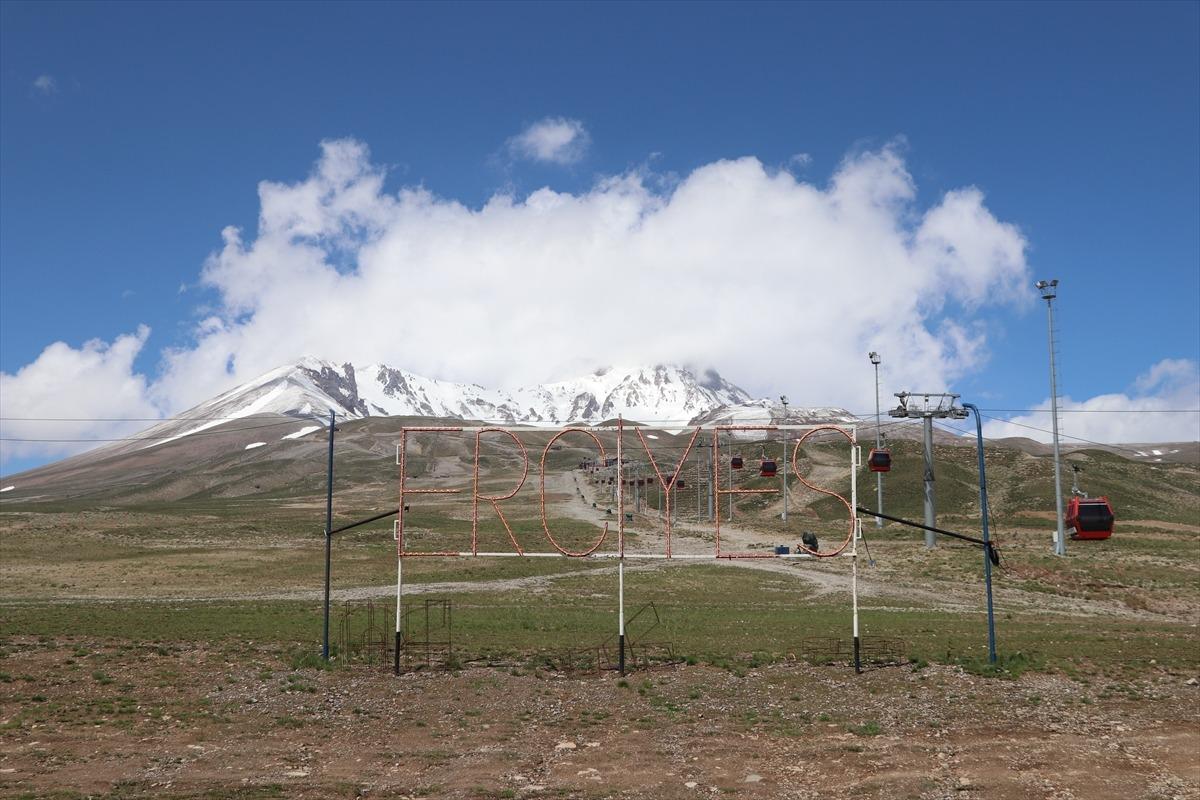 Erciyes'in y&uuml;ksek kesimlerine kar yağdı