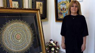 Hobi amacıyla başladığı tezhip ve minyatür sanatlarını gelecek kuşaklara aktarmaya çalışıyor