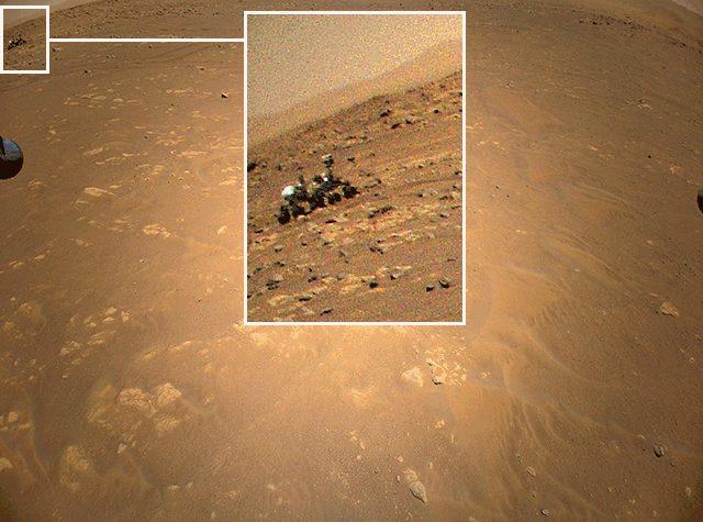 Ingenuity helikopteri üçüncü uçuşunda Perseverance'ı Mars yüzeyinde görüntüledi. Bu esnada mini helikopter, araçtan 85 metre uzaktaydı ve 5 metre yükselmiş halde yatay uçuş halindeydi. Görüntüde helikopterin ayaklarından biri de görülüyor.