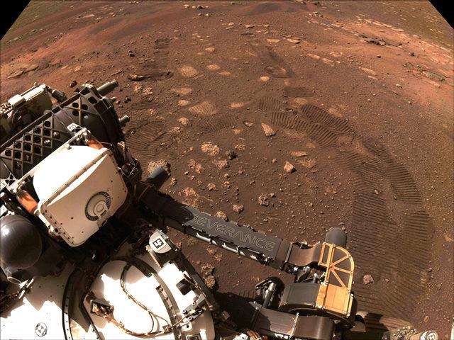 Bir ton ağırlığa sahip Perseverance, Jezero Krateri'ne iniş yaptıktan birkaç gün sonra, 4 Mart'ta ilk sürüşünü yaptı. Mars'ın yapısı, atmosferi ve çevre koşulları ile ilgili bilgi toplayacak birçok ileri teknoloji cihaz ile yüklenmiş halde...