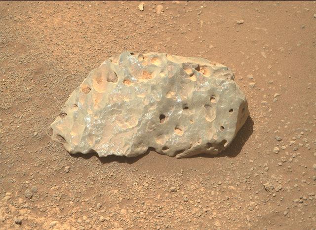 Perseverance, Mars'ın jeolojik yapısı ile ilgili bilgi toplamasını sağlayan lazer ile donanımlı. 15 cm uzunluktaki bir kaya parçasının ortasındaki delik bu lazer cihazı ile açılmış.
