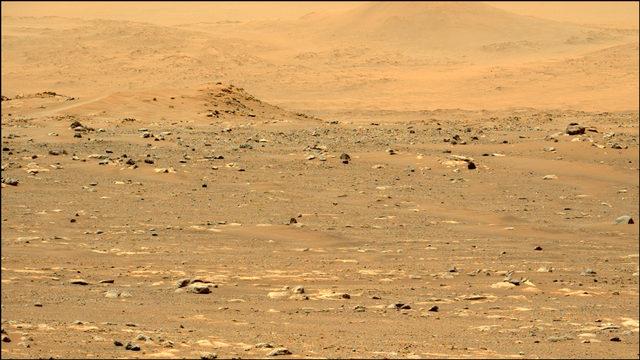 Perseverance'ın Mars'taki 6. haftasında aracın sol Mastcam-Z kamerası ile çekilmiş bu görüntü kamuoyu tarafından 