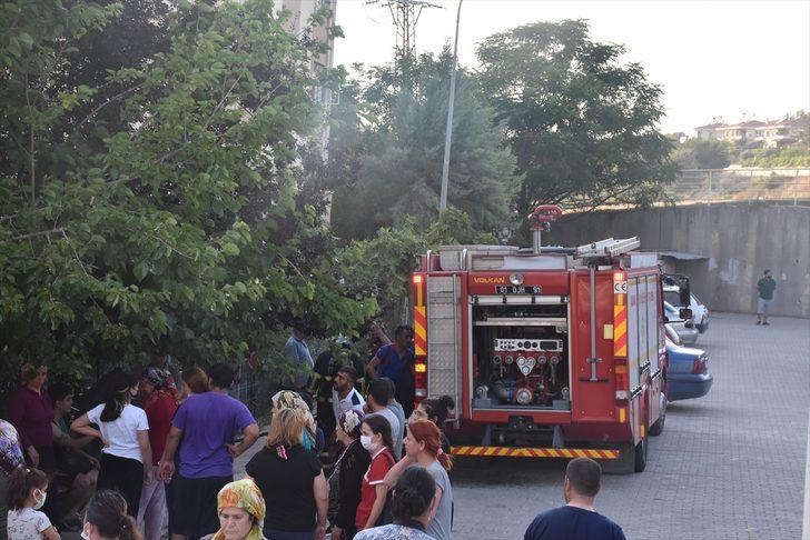 Adana'da bir apartmanda çıkan yangında 3 kişi dumandan etkilendi G2