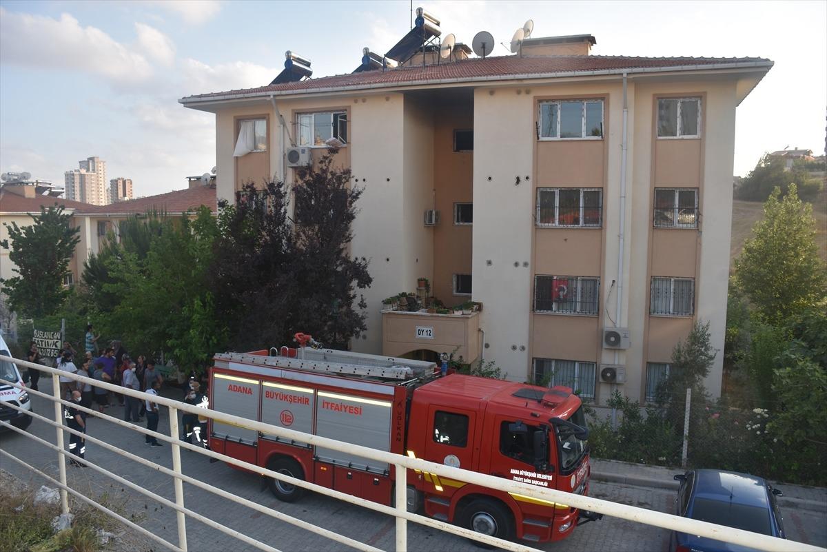 Adana'da bir apartmanda &ccedil;ıkan yangında 3 kişi dumandan etkilendi