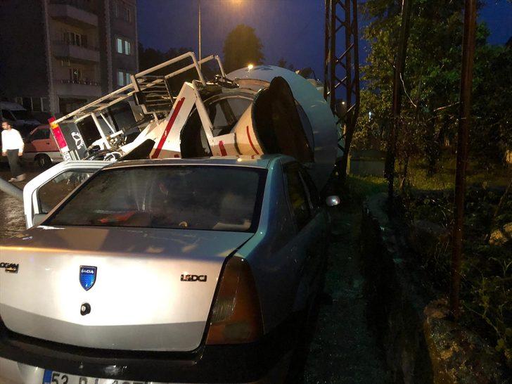 Rize'de çöken yoldaki beton mikseri otomobilin üzerine devrildi G1
