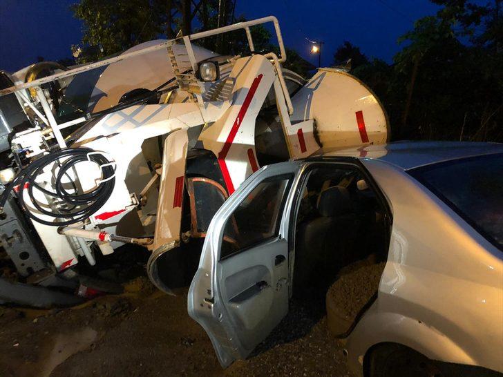 Rize'de çöken yoldaki beton mikseri otomobilin üzerine devrildi G4