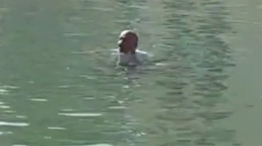 Herkesin gözü önünde Balıklıgöl’e girip yüzdü