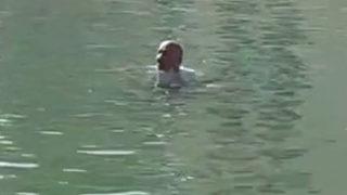 Herkesin gözü önünde Balıklıgöl’e girip yüzdü