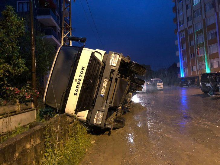 Rize'de çöken yoldaki beton mikseri otomobilin üzerine devrildi G3
