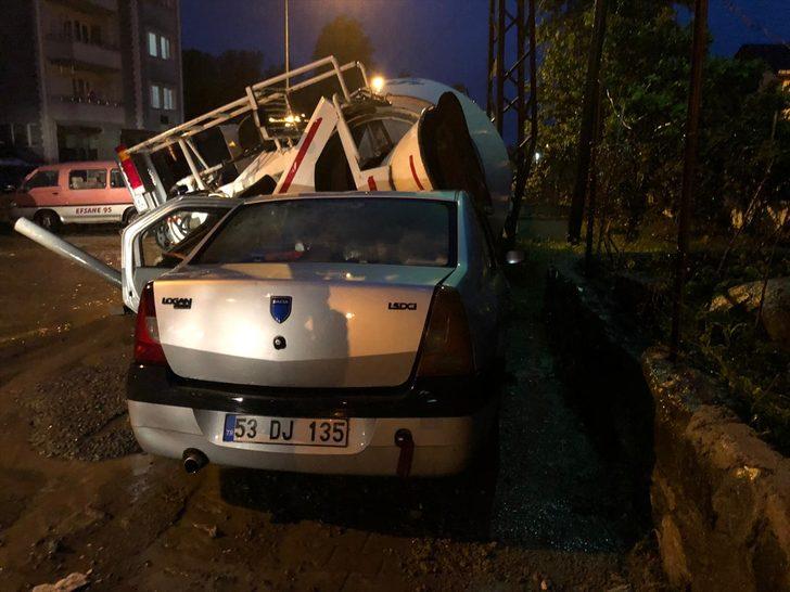 Rize'de çöken yoldaki beton mikseri otomobilin üzerine devrildi G5