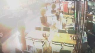 Trabzon'da ağaca yıldırım isabet etmesi güvenlik kamerasınca kaydedildi