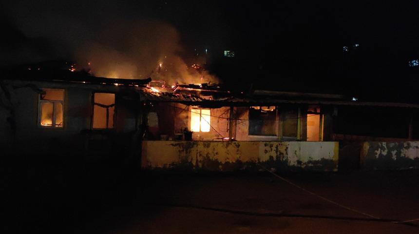 Sakarya'da kapalı olan iş yerinde çıkan yangın hasara yol açtı