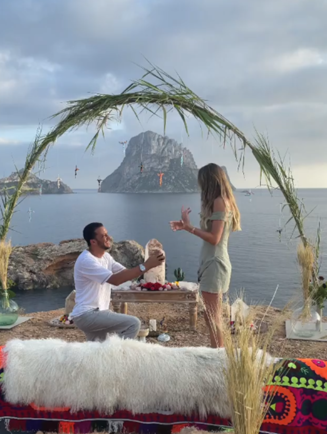 &Ouml;n&uuml;nde diz &ccedil;&ouml;kt&uuml;: Şeyma Subaşı evlilik teklifine 'Evet' dedi!  Sosyal medya paylaşımıyla g&uuml;ndeme oturdu