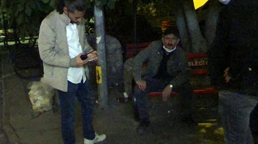 Fazla &ccedil;ay i&ccedil;me y&uuml;z&uuml;nden arkadaşını bı&ccedil;akladı, banka oturup sigara i&ccedil;ti