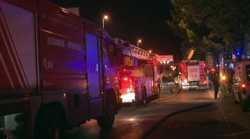 İstanbul'da korkutan yangın! 7 katlı binanın çatısı alev alev yandı