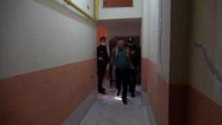 Cezaevinden izinli çıktı, annesini dövüp polislere bıçak çekti