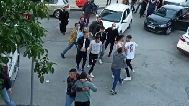 Pendik'te yol verme kavgası! Ortalık savaş alanına döndü