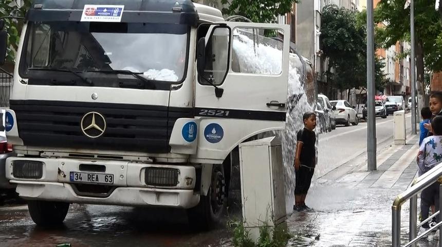 Sultangazi'de vana patladı, tonlarca su boşa aktı