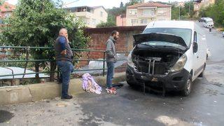 Minibüsü ateşe verdi, başına oturup bekledi! Sebebi 'pes' dedirtti