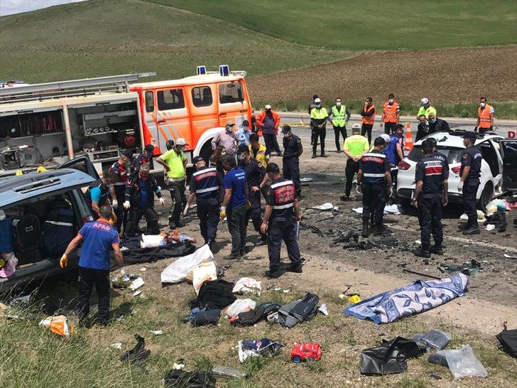 GÜNCELLEME - Sivas'ta hafif ticari araç ile otomobil çarpıştı: 9 ölü G1