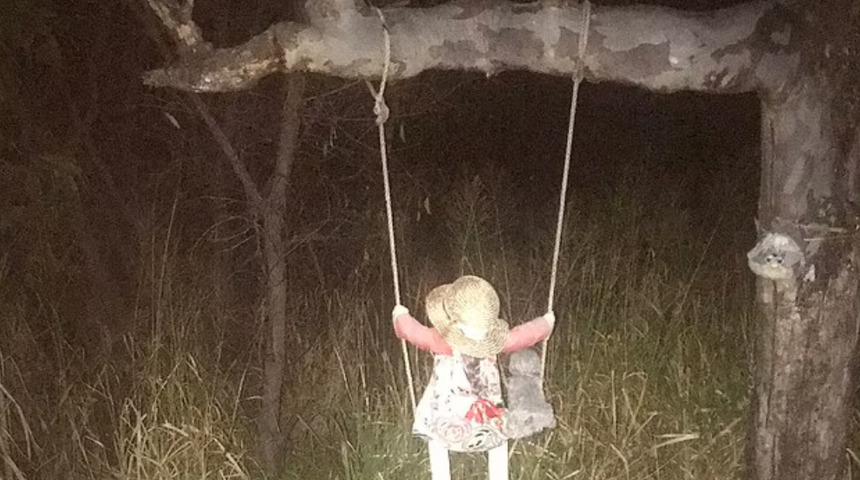 Kasaba diken &uuml;st&uuml;nde! Bu bebeğe 'Merhaba' diyen bile lanetleniyor 