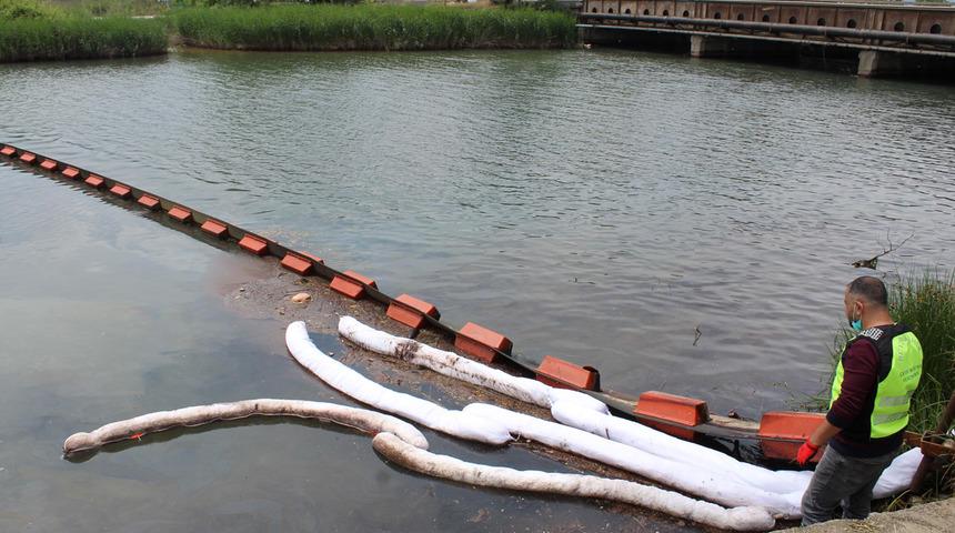 Deniz salyası hamlesi! İzmit K&ouml;rfezi&rsquo;ne d&ouml;k&uuml;len derelerde bariyerli &ouml;nlem